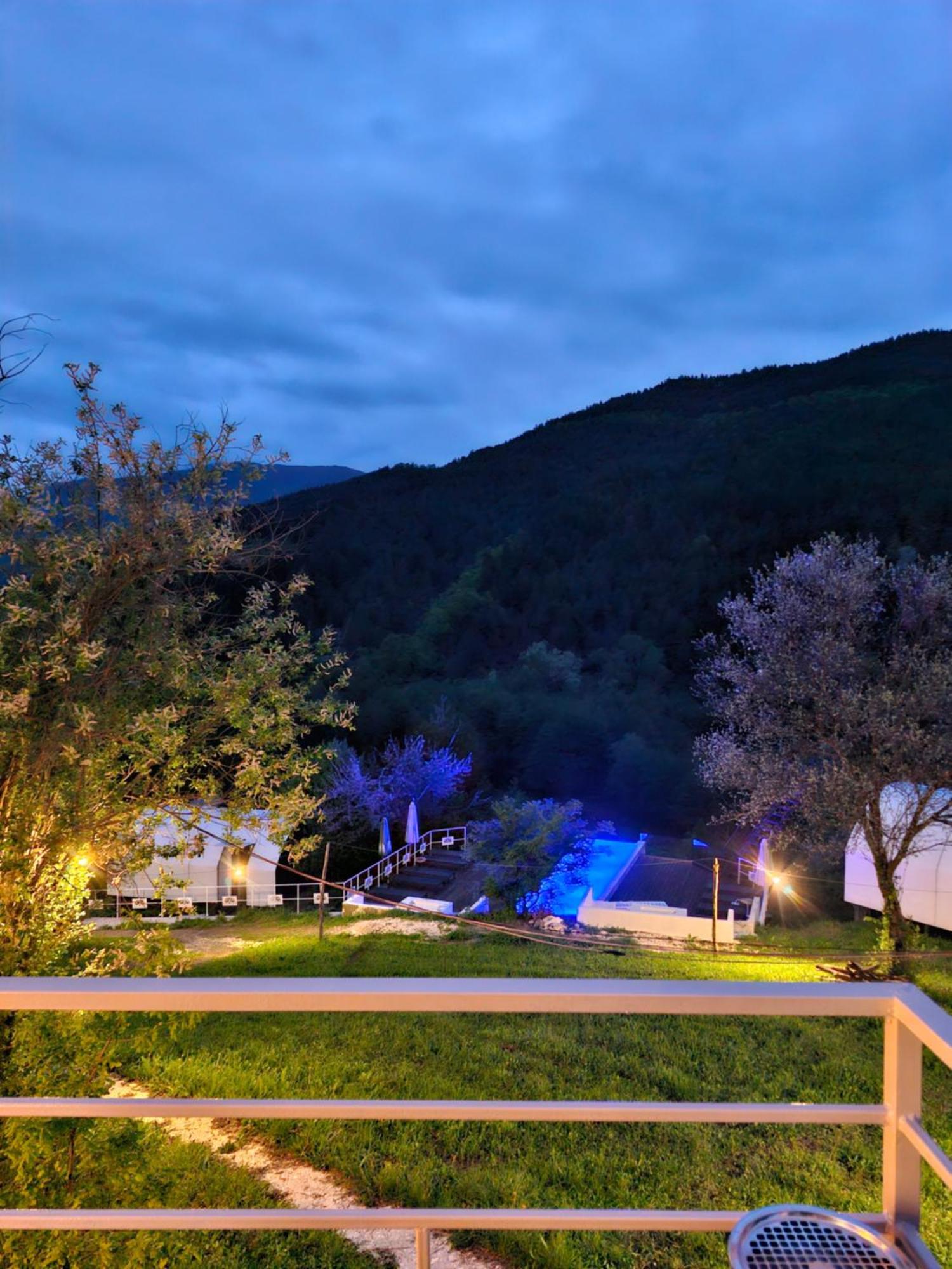 מלון אמברולאורי Glamping Georgia Krikhi מראה חיצוני תמונה