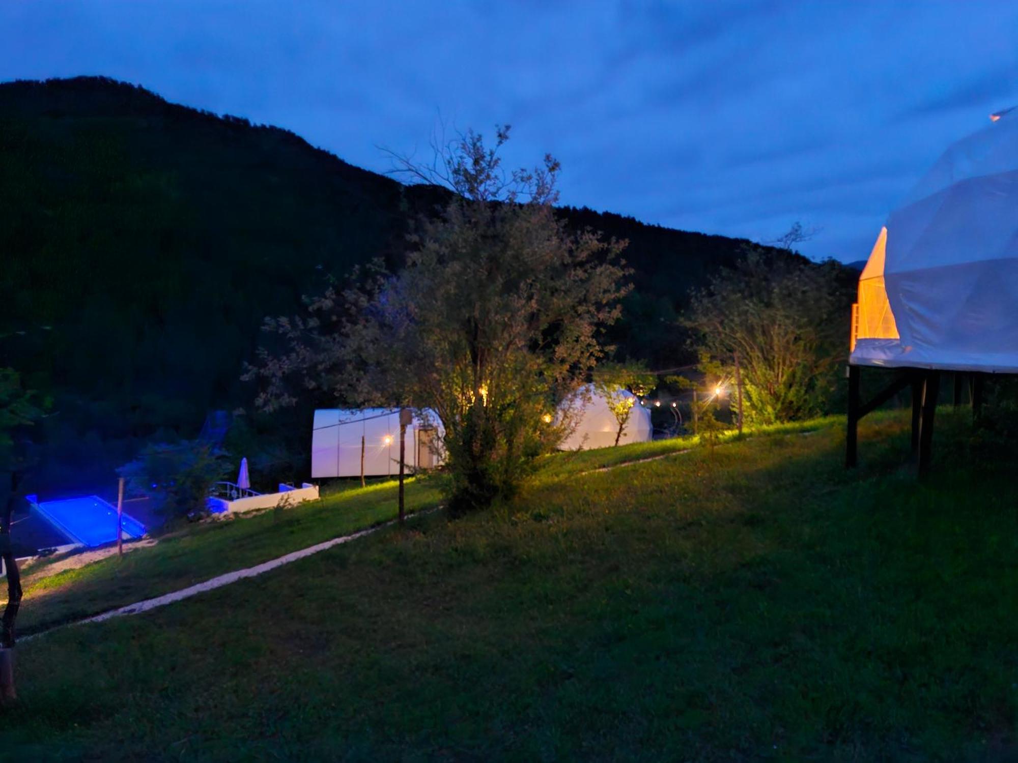 מלון אמברולאורי Glamping Georgia Krikhi מראה חיצוני תמונה