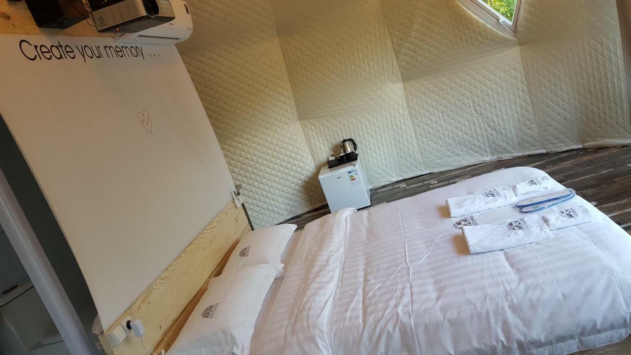 מלון אמברולאורי Glamping Georgia Krikhi מראה חיצוני תמונה